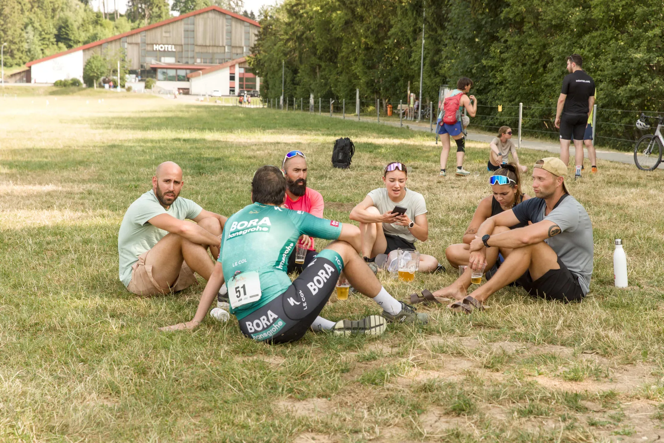 Participants réunis dans l'herbe au JuraDéfi 2026